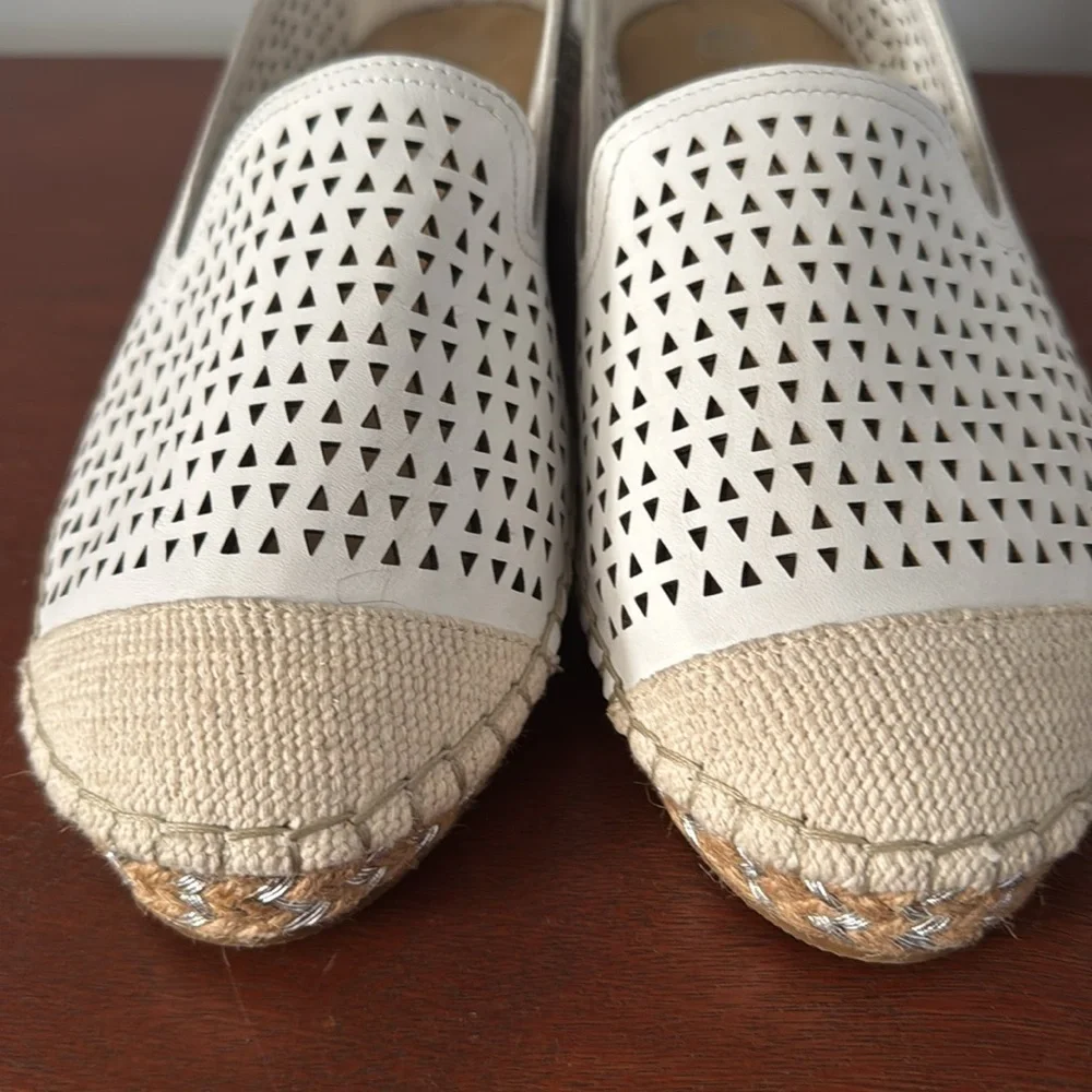Bella Vita Channing off-white cream, leather wedge heel low heel wide shoe sz 9